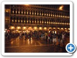 a Venezia piazza S. Marco di sera